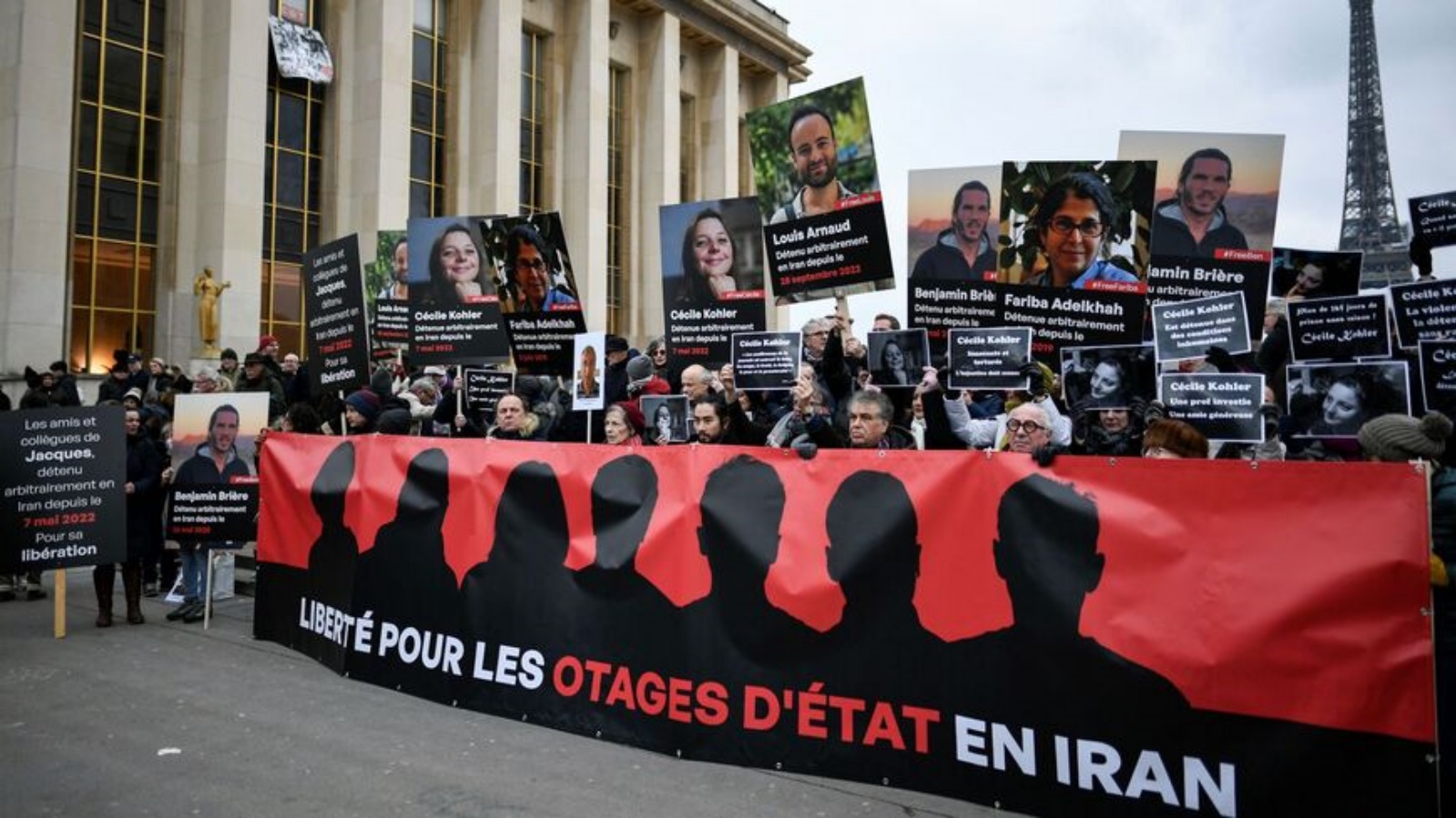 متظاهرون يحملون صورًا لمحتجزين فرنسيين في إيران خلال مظاهرة في باريس يوم 28 يناير 2023