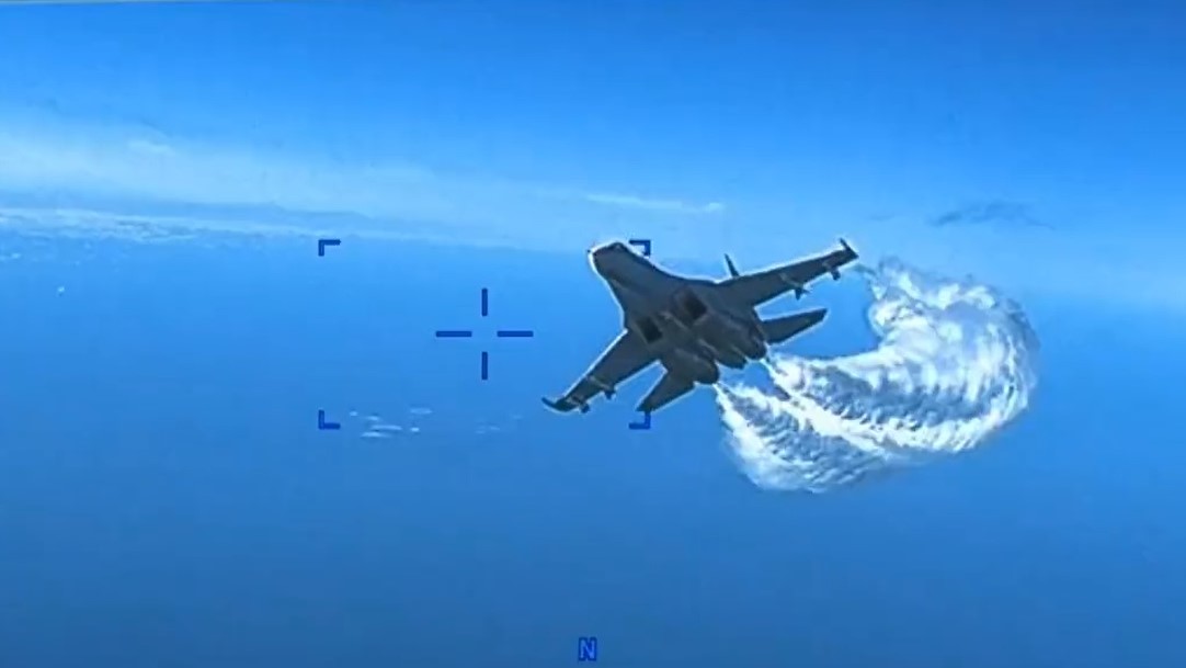 صورة مقتطعة من فيديو نشره الجيش الأميركي لمقاتلة روسية ترش المسيرة الأميركية بالوقود وتسقطها فوق البحر الأسود