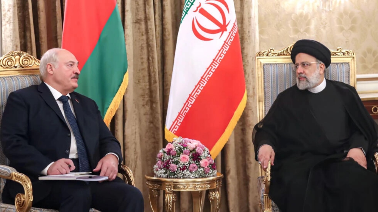 رئيس بيلاروسيا ألكسندر لوكاشينكو، من اليسار، التقى نظيره الإيراني إبراهيم رئيسي خلال زيارته لطهران