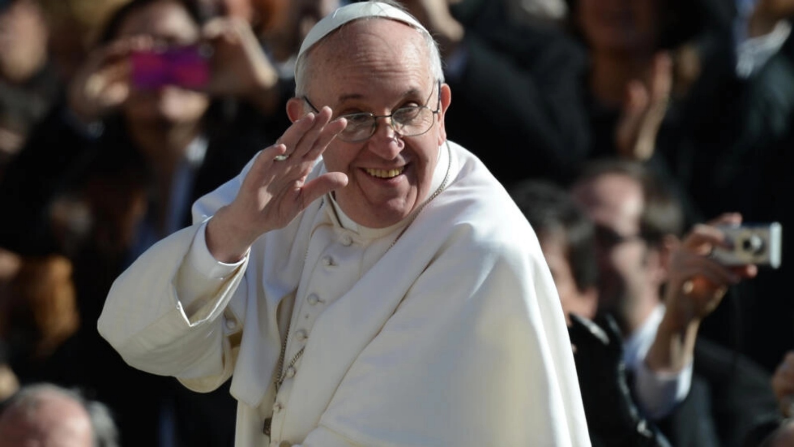 البابا فرنسيس يلوح للحشود خلال قداس بدء حبريته في ساحة القديس بطرس في الفاتيكان في 19 مارس 2013