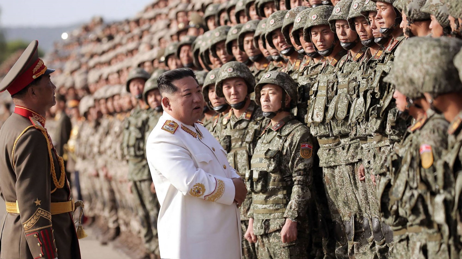 زعيم كوريا الشمالية كيم جونغ أون مع عناصر من جيشه