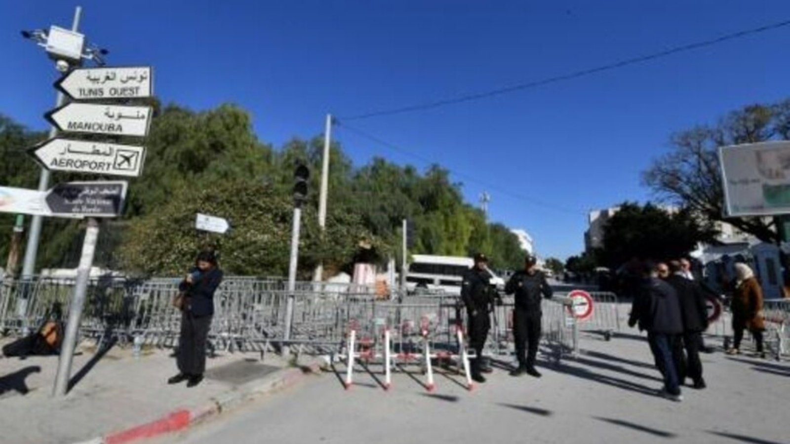 عناصر من الشرطة التونسية يغلقون المدخل إلى البرلمان في تونس بتاريخ 13 مارس 2023