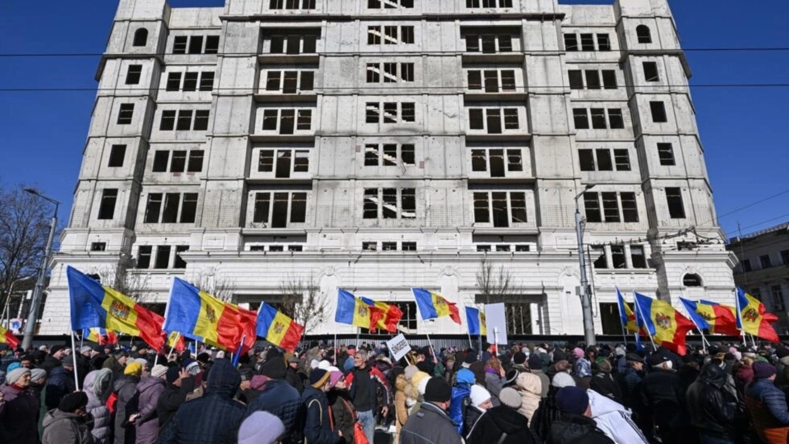 متظاهرون يحملون الاعلام المولدافية في كيشيناو في 12 مارس 2023