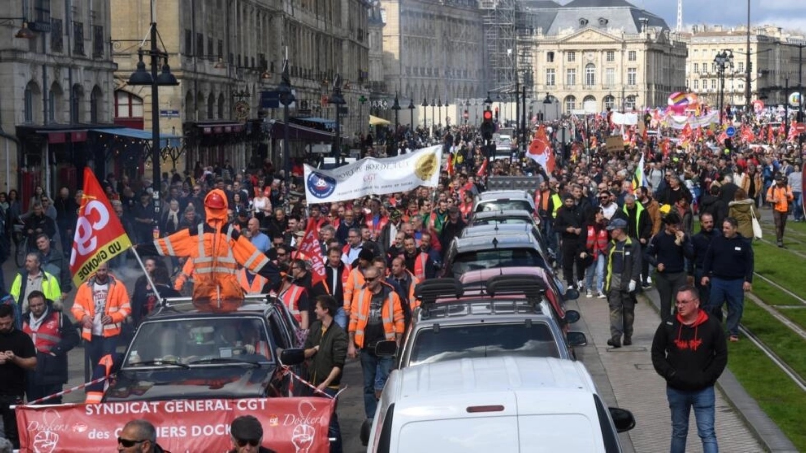 متظاهرون في الشارع في يوم التعبئة الثامن في فرنسا احتجاجا على مشروع إصلاح نظام التقاعد في 15 مارس 2023