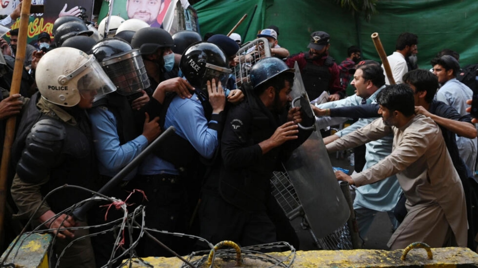 مواجهات بين انصار عمران خان وشرطيون في لاهور في 14 مارس 2023 