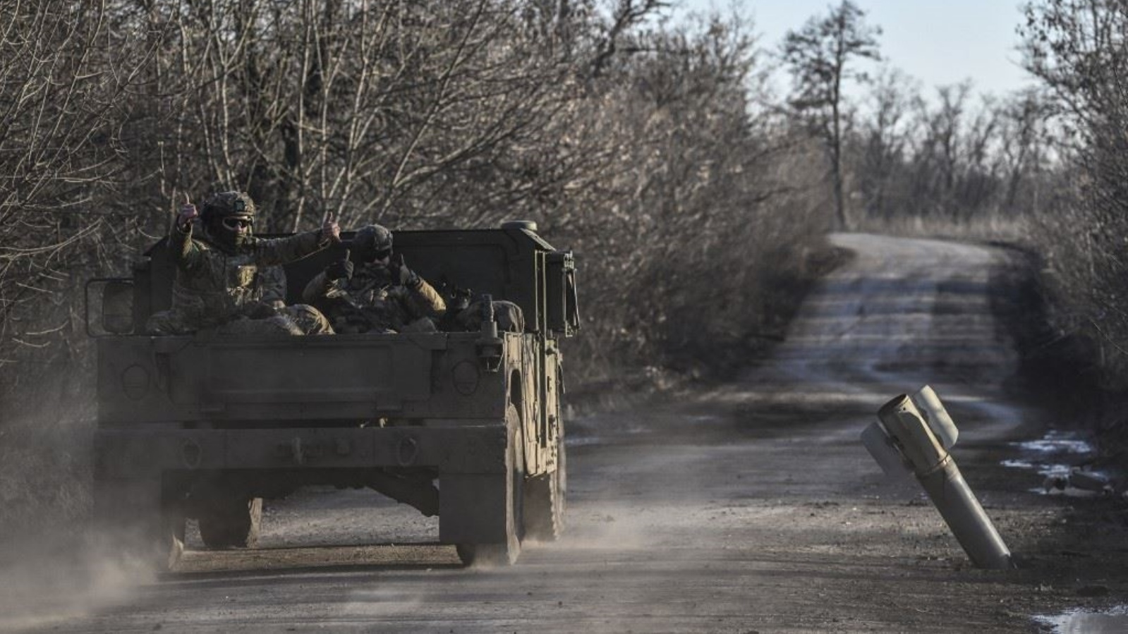 جنود أوكرانيون يمرون قرب صاروخ في قرية تشاسيف يار بالقرب من باخموت 14 مارس 2023