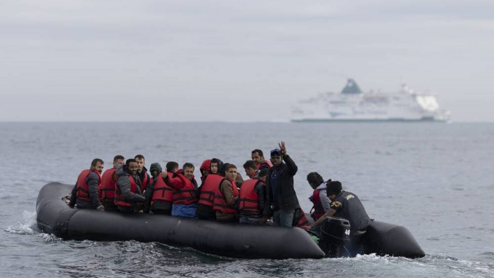 مهاجرون يحاولون عبور المانش شمال فرنسا