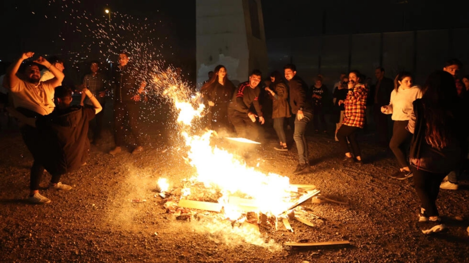 إيرانيون يرقصون حول نار خلال عيد النار الذي يقام سنويًا عشية الأربعاء الأخير قبل عطلة الربيع في طهران في 14 مارس 2023 