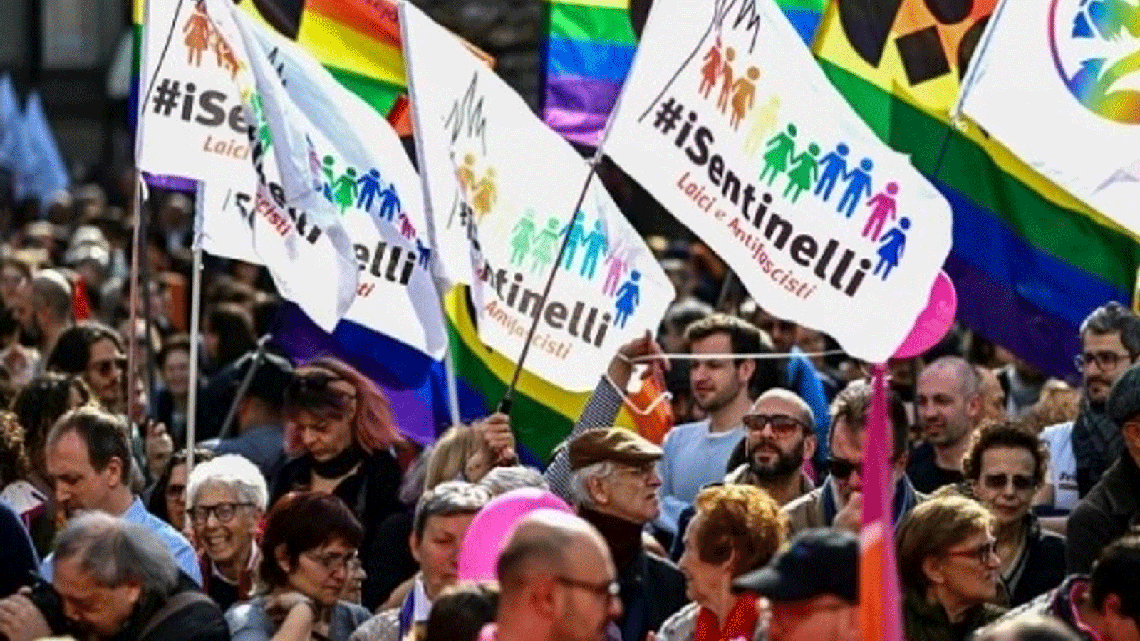 مظاهرة للاحتجاج على مبادرات حكومة جيورجيا ميلوني المحافظة المتطرفة التي تهدف إلى تقييد حقوق الآباء المثليين جنسياً. 18 مارس\آذار 2023 في ميلانو