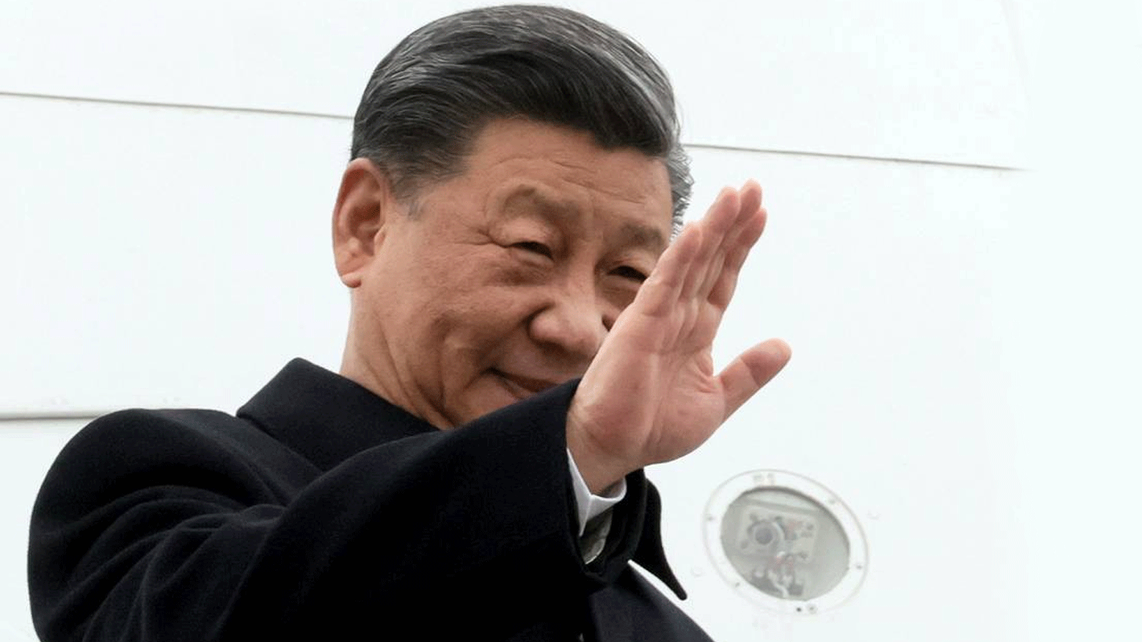 الرئيس الصيني يلوّح بيده مغادراً الأراضي الروسية(TASS)
