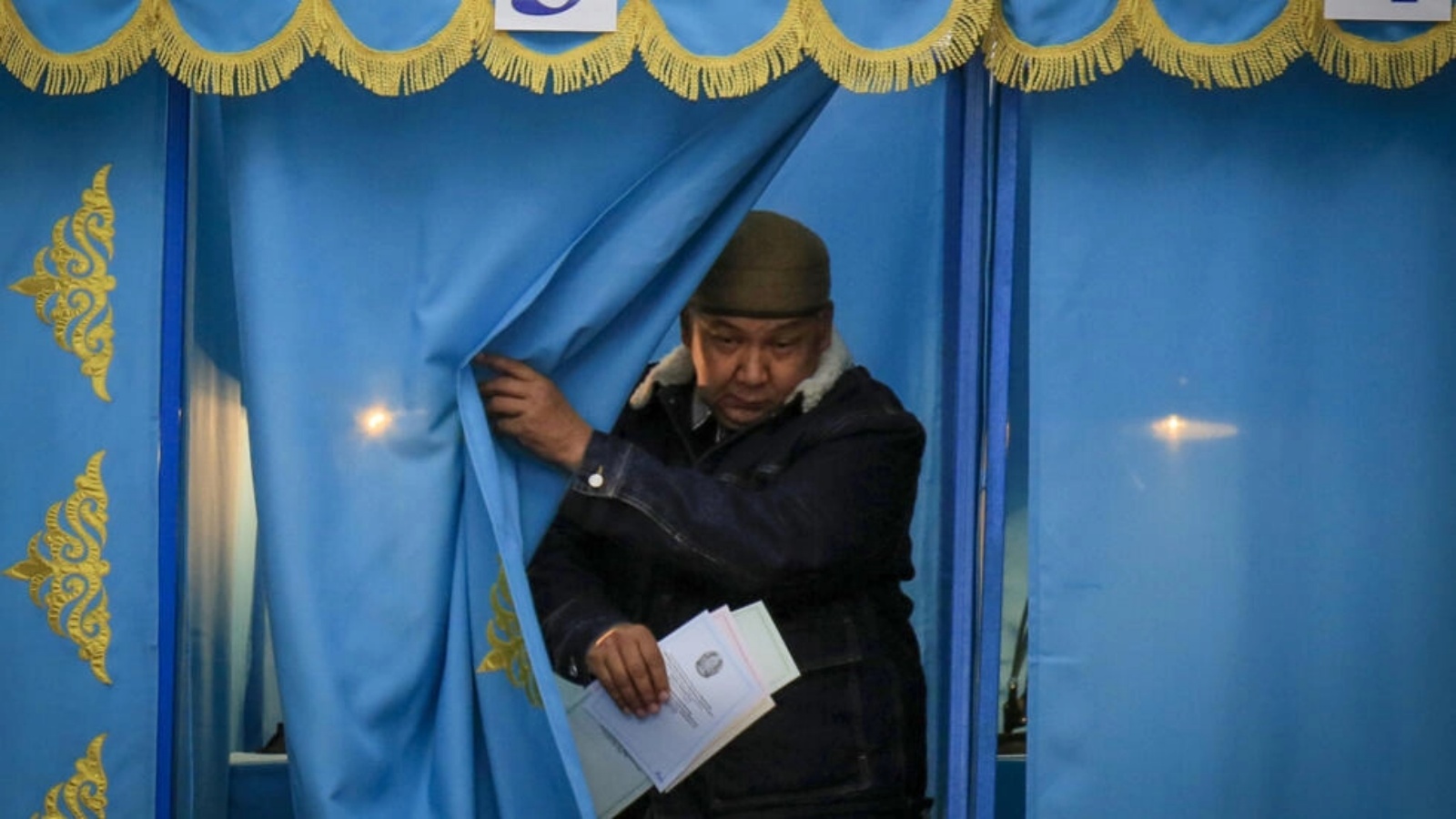 في أحد مراكز الاقتراع في ألماتي في كازاخستان، في 19 مارس 2023