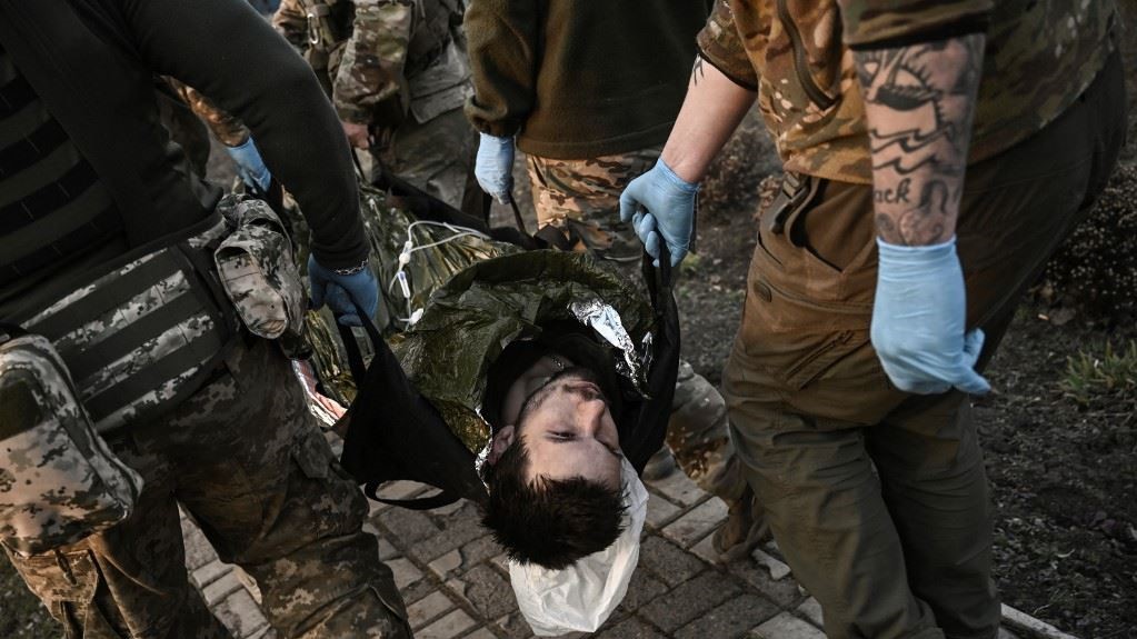 نقل جندي أوكراني مصاب إلى نقطة قرب باخموت، في 23 مارس 2023،