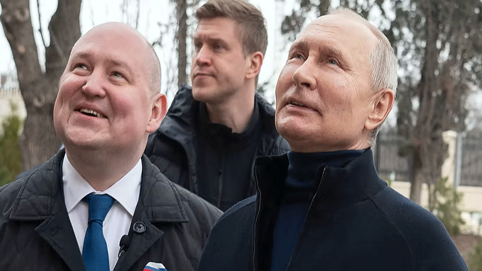 بوتين (يمين) مع الحاكم ميخائيل رازفوزاييف في حديقة تشيرسونيسوس توريكا التاريخية والأثرية في سيفاستوبول(المكتب الصحفي الرئاسي الروسي)