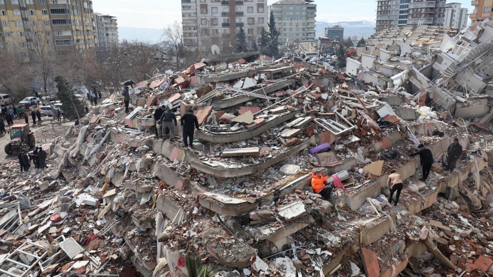مدنيون يبحثون عن ناجين بين أنقاض مبان منهارة في مدينة كهرمان مرعش بجنوب تركيا في 7 شباط/فبراير 2023، غداة الزلزال بقوة 7,8 درجات الذي ضرب جنوب شرق البلاد
