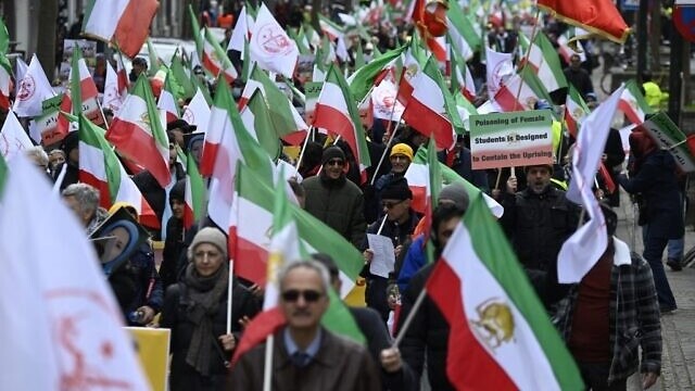 متظاهرون يحملون الأعلام الإيرانية خلال احتجاج لدعم المقاومة الإيرانية أمام مقر الاتحاد الأوروبي في بروكسل في 20 مارس 2023