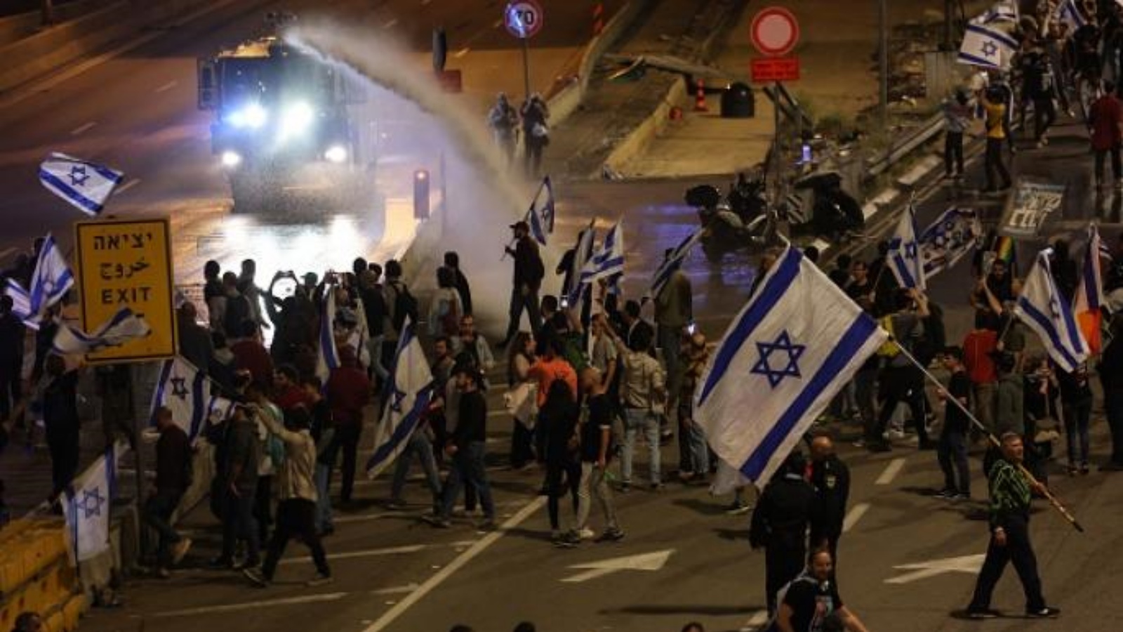 تستمر الاحتجاجات في الشارع مع تنامي الانقسام السياسي في إسرائيل 