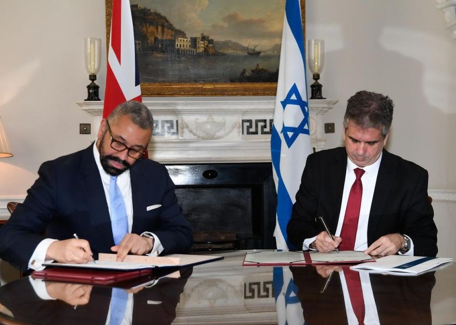 وزيرا الخارجية البريطاني والإسرائيلي يوقعان اتفاقية خارطة الطريق 