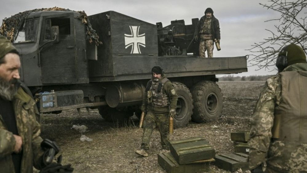 أوكرانيون يستخدمون مدفعاً قديماً لقصف مواقع الروس في باخموت، في 20 مارس 2023