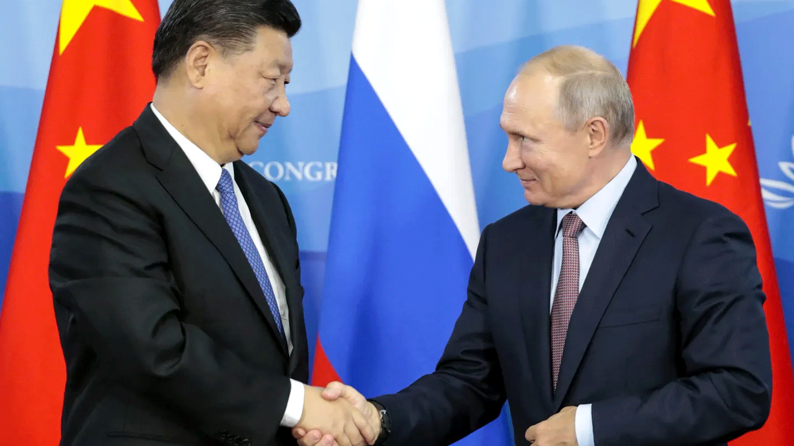 الرئيس الروسي فلاديمير بوتين يصافح نظيره الصيني شي جينبينغ الذي بدأ زيارة الى موسكو تستمر ثلاثة أيام