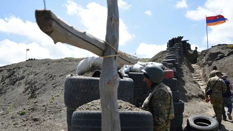 جندي يقف عند نقطة تفتيش حدودية بين أرمينيا وأذربيجان بالقرب من قرية سوتك، أرمينيا، في 18 يونيو 2021