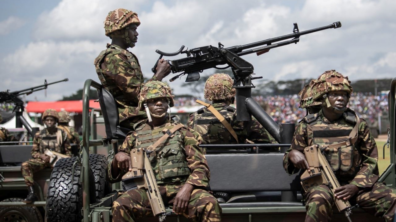 جنود كينيون يشاركون في عرض عسكري في حدائق أوهورو في نيروبي، في اطار الاحتفالات بيوم ماداراكا (الحكم الذاتي) في كينيا، 1 يونيو 2022
