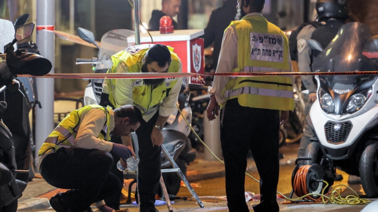 عناصر من الشرطة العلمية يتفقدون موقع الهجوم في تل أبيب في 9 مارس 2023 
