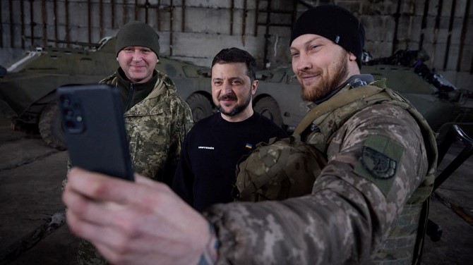 الرئيس الأوكراني بين جنوده على خط النار