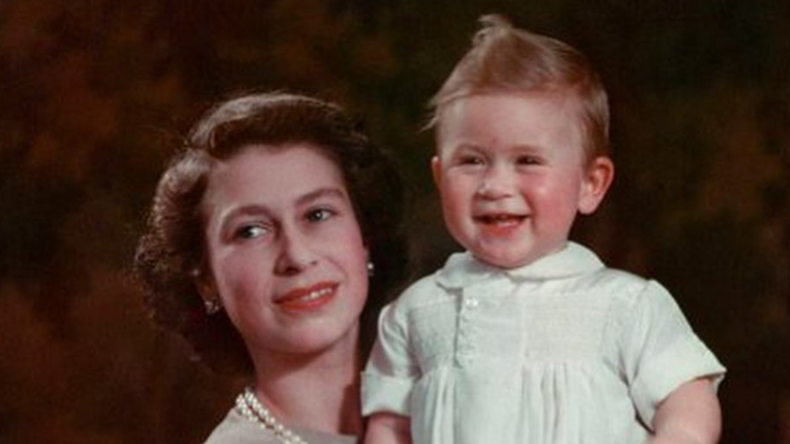 الملك تارلز الثالث (الطفل) في حضن الملكة الوالدة الراحلة 
