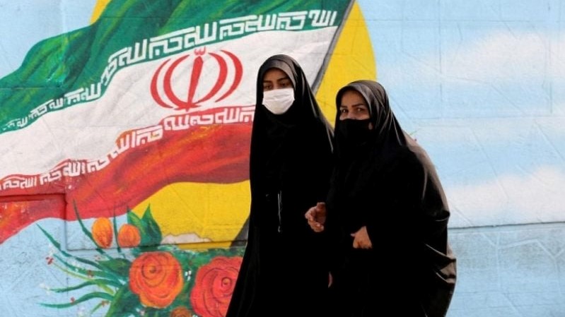 امرأتان في أحد شوارع طهران