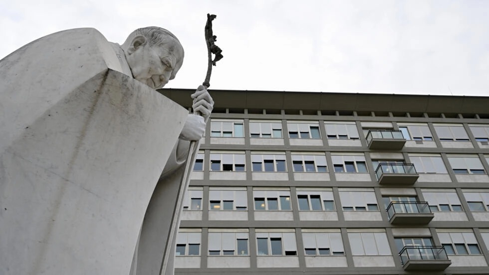 تمثال للبابا يوحنا بولس الثاني امام مستشفى جيميلي في روما حيث يعالج البابا فرنسيس منذ 30 آذار/مارس 2023