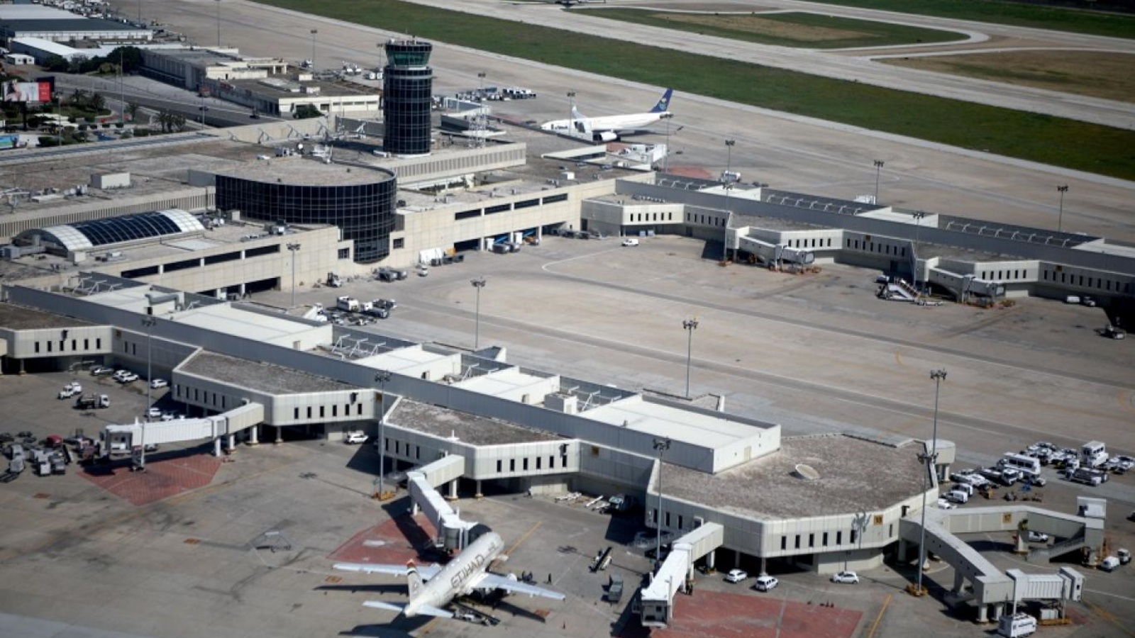 تجاوزت حركة المسافرين الفعلية طاقة مطار بيروت الاستيعابية ووصلت ذروتها إلى 8.8 مليون مسافر والصورة لمجسم التوسعة المقترحة
