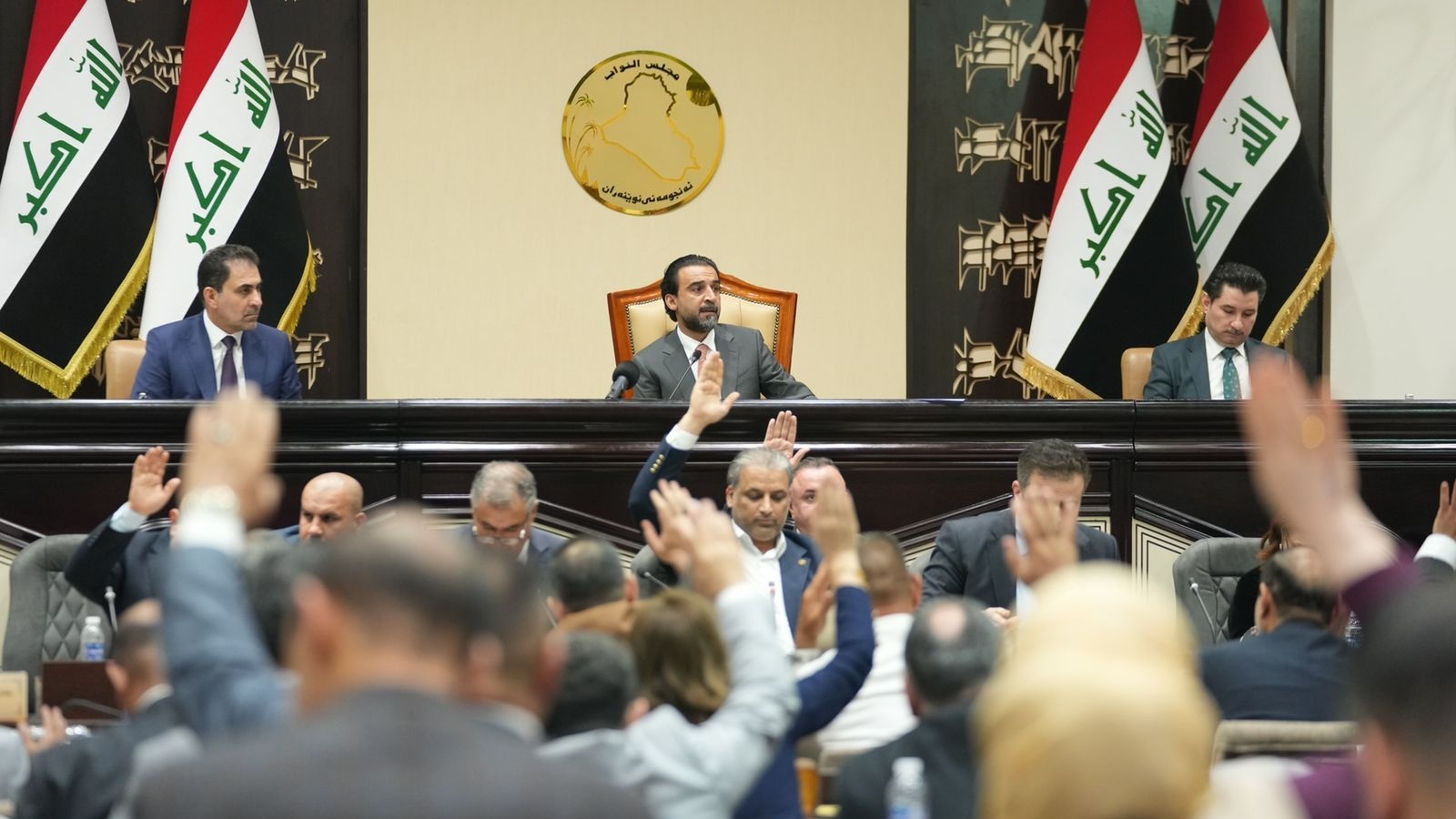 البرلمان العراقي خلال تصويته فجر الاثنين 27 مارس 2023 على قانون الانتخابات وسط مشادات واعتراضات برلمانية (تويتر)