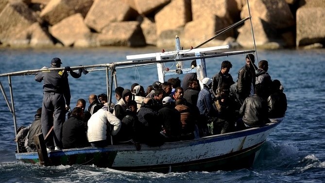 مهاجرون من تونس يصلون إلى جزيرة لامبيدوزا الإيطالية