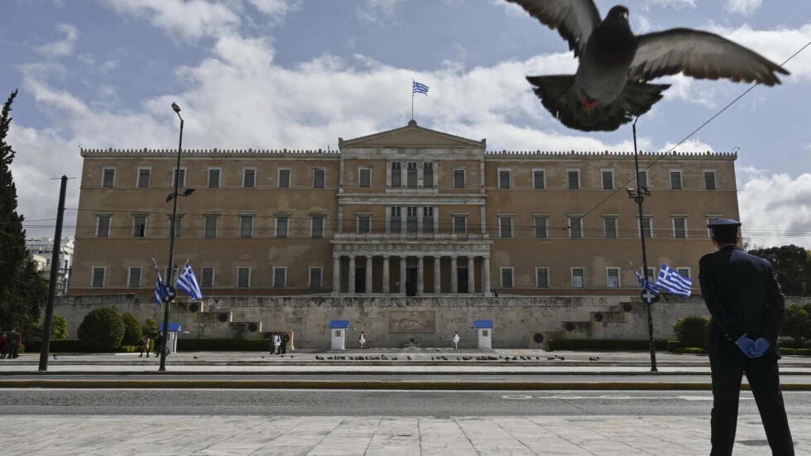شرطي يقف عند ساحة سينتاغما المقفرة في وسط أثينا في اليوم الوطني اليوناني في 25 مارس 2020 