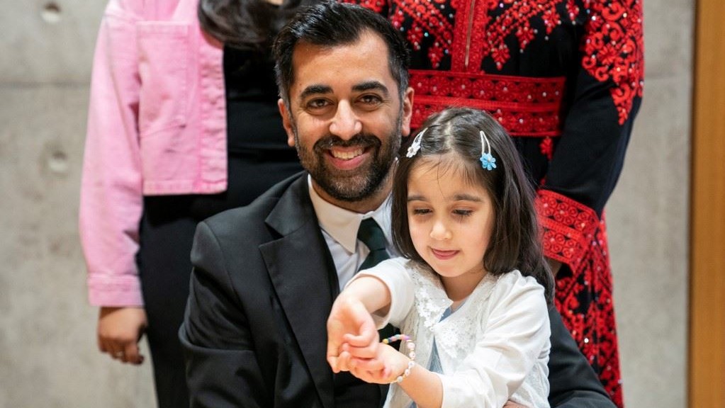 يوسف مع ابنته أمل بعد توقيع استمارة الترشيح لمنصب رئيس حكومة اسكتلندا، في مقر البرلمان الاسكتلندي في إدنبرة في 28 مارس 2023