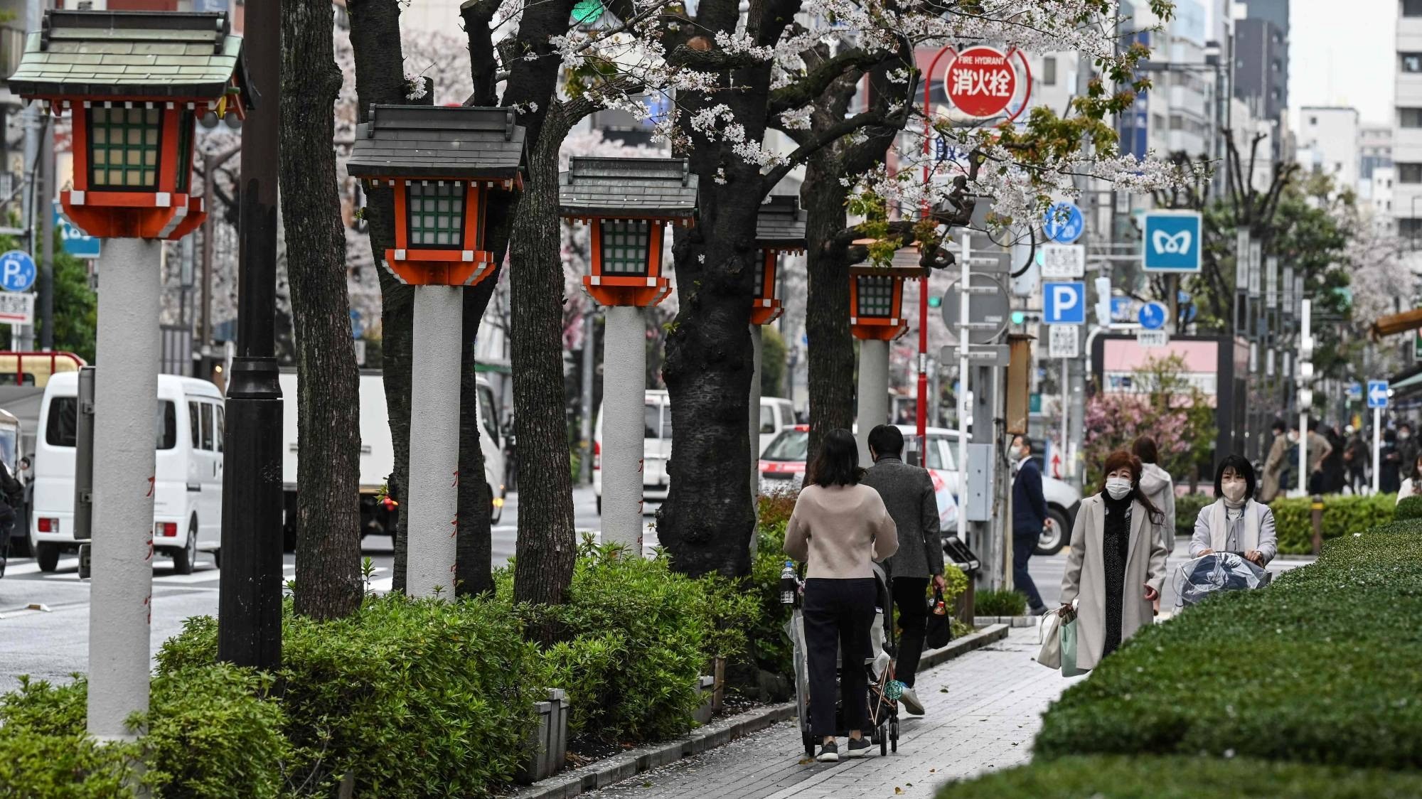 مشاة في أحد شوارع طوكيو في 28 مارس 2023