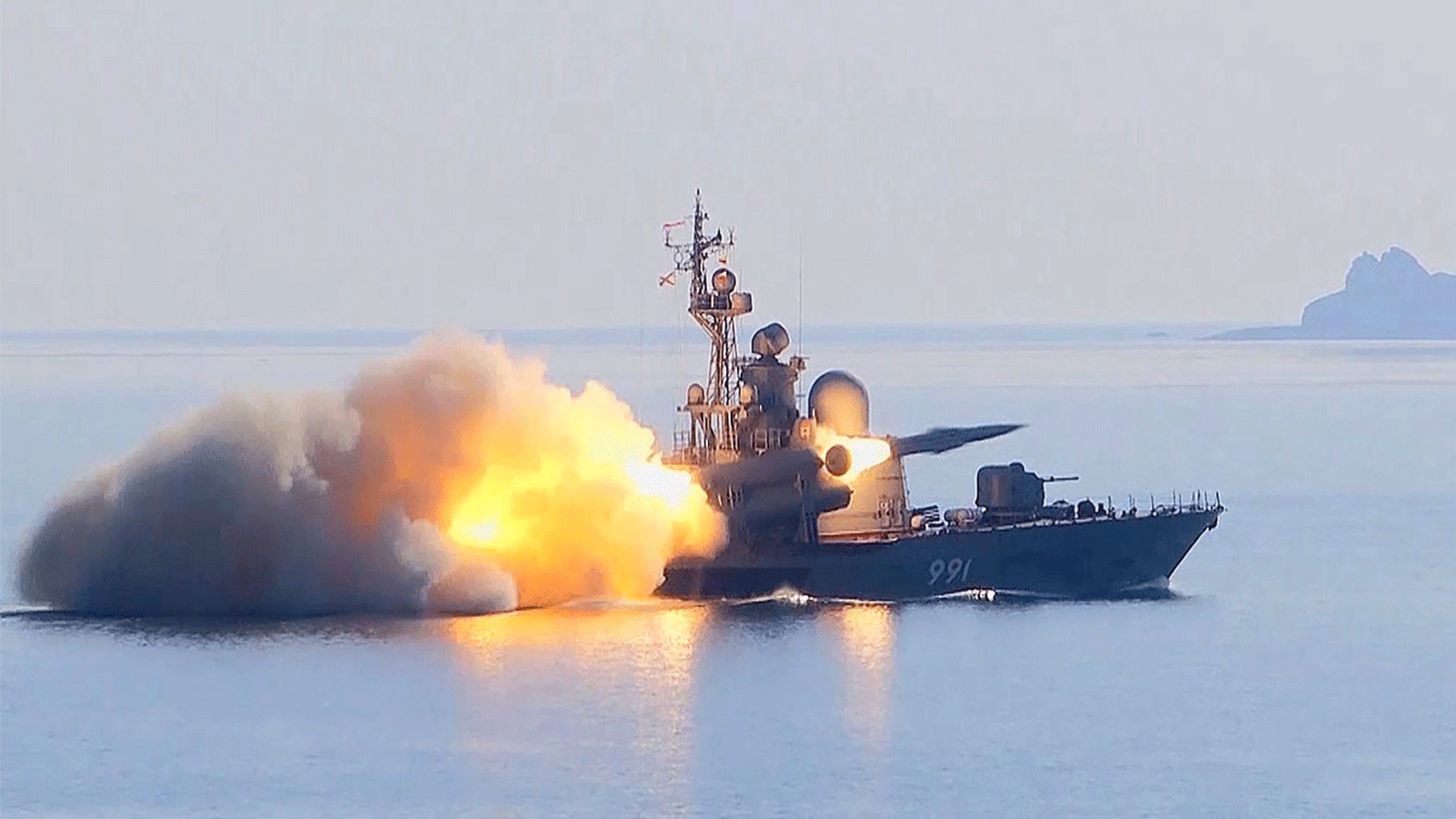 زورق صاروخي من أسطول المحيط الهادئ يطلق صاروخ كروز موسكيت المضاد للسفن خلال تمرين تدريبي (وزارة الدفاع الروسية / تاس)