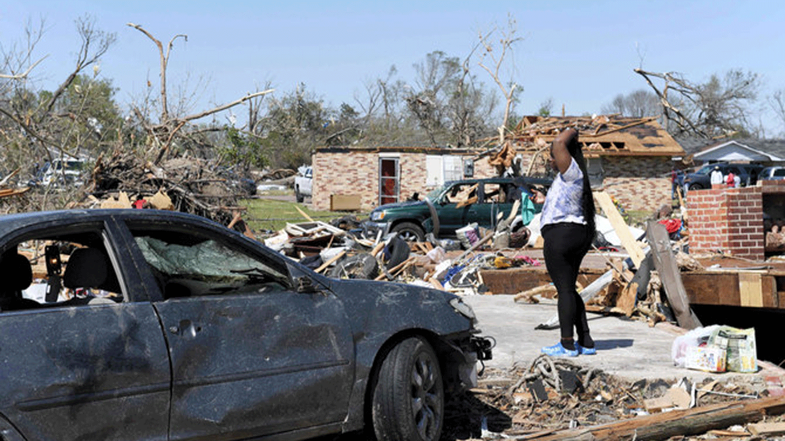 كنتريكا ساردين تقف حيث كانت غرفة نومها في المنزل الذي دمره الإعصار في رولينج فورك، ميسيسيبي. 25 آذار\مارس 2023