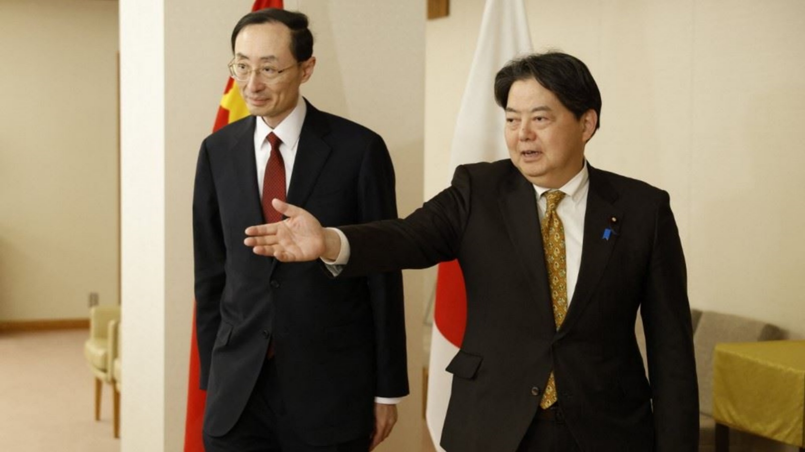 نائب وزير الخارجية الصيني إلى جانب وزير خارجية اليابان في طوكيو