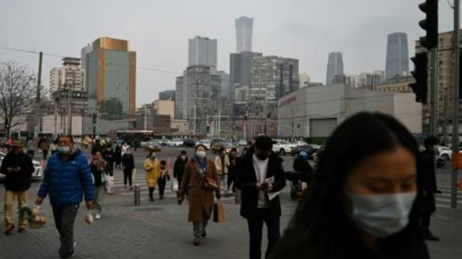 مارة في احد شوارع بكين مع انتهاء يوم عمل في 17 مارس 2023