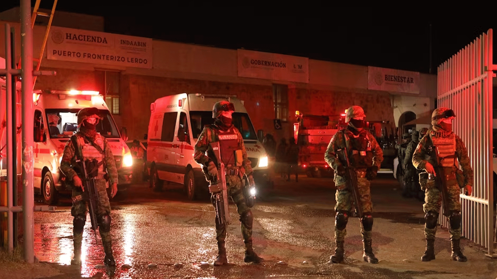 رجال الإطفاء والجنود أمام مركز احتجاز المهاجرين الذي وقع فيه الحريق في مدينة سيوداد خواريز(Ciudad Juárez)، المكسيكية التي يسعى منها العديد من المهاجرين للوصول إلى الولايات المتحدة