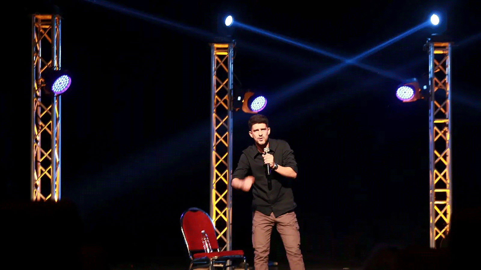 يوسف البطاينة، الذي حضر ورش عمل تدريب الضحك في نادي عمان للكوميديا ​​على المسرح في مسرح الشمس في 11 آذار\مارس 2023 في عمان، الأردن