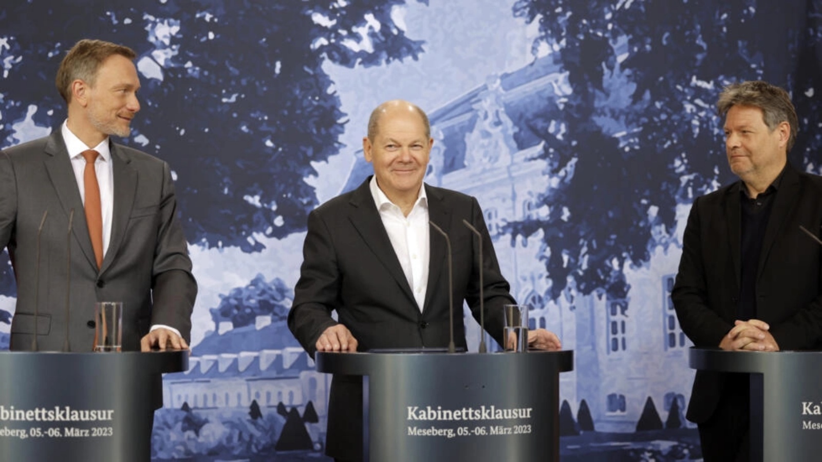 (من اليسار إلى اليمين) وزير المال الألماني كريستيان ليندنر والمستشار الألماني أولاف شولتس ووزير الاقتصاد وحماية المناخ روبرت هابيك خلال مؤتمر صحافي في ميسيبرغ بشمال شرق ألمانيا في 6 مارس 2023 