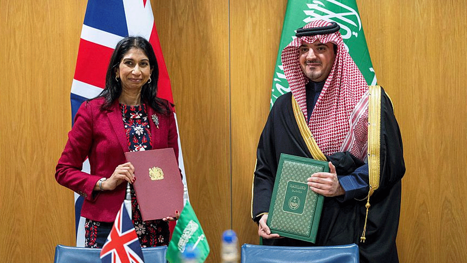 وزيرا الداخلية السعودي والبريطانية بعيد توقيع الاتفاقات الأمنية في لندن(واس)