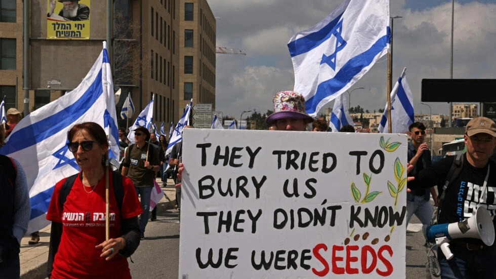 إسرائيليون يتظاهرون ضد الإصلاح القضائي المثير للجدل الذي تقترحه الحكومة خارج مبنى الكنيست في القدس في 27 مارس 2023