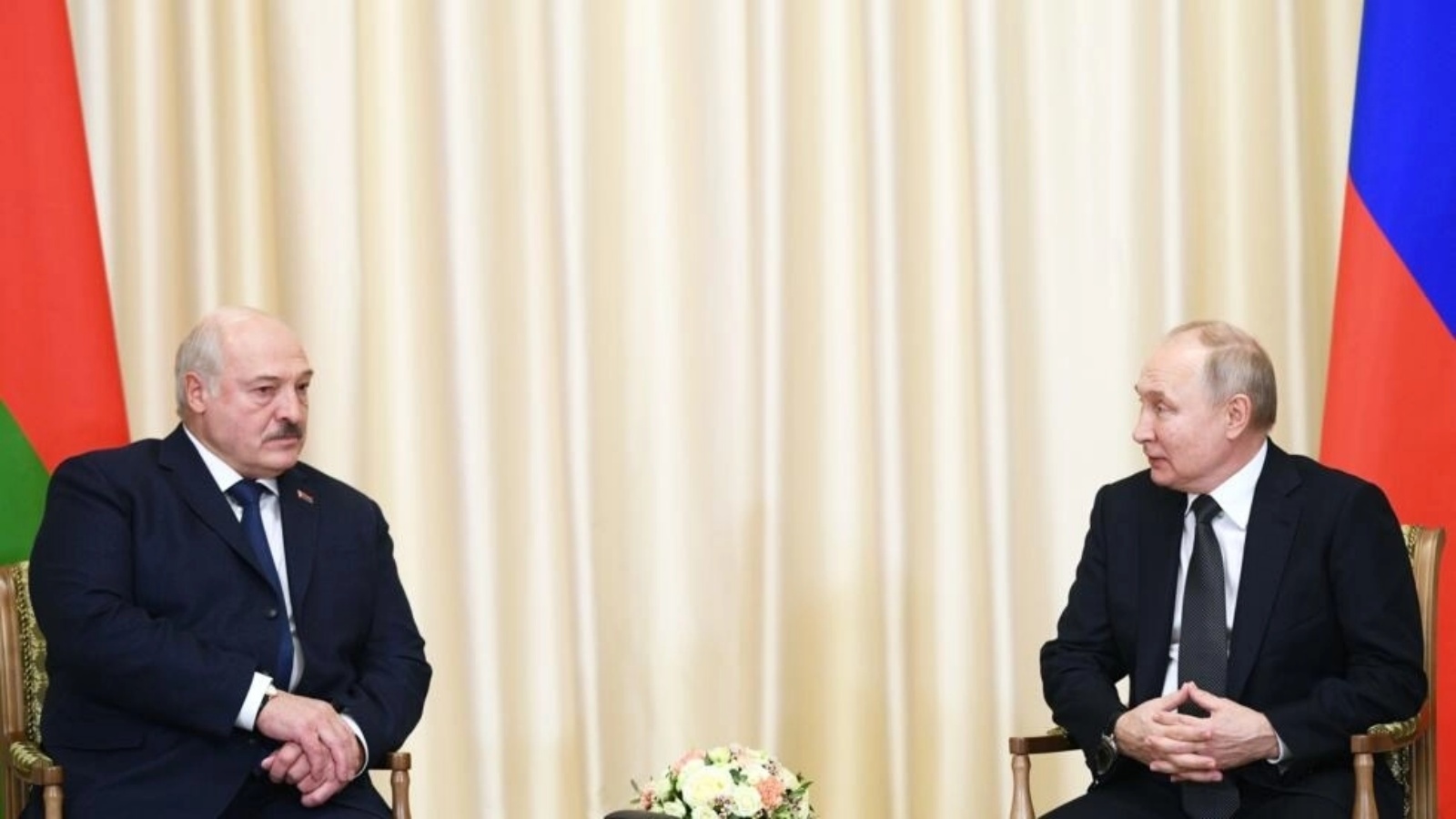 الرئيس الروسي فلاديمير بوتين ونظيره البيلاروسي ألكسندر لوكاشينكو في 17 فبراير 2023 في نوفو أوغاريوفو قرب موسكو