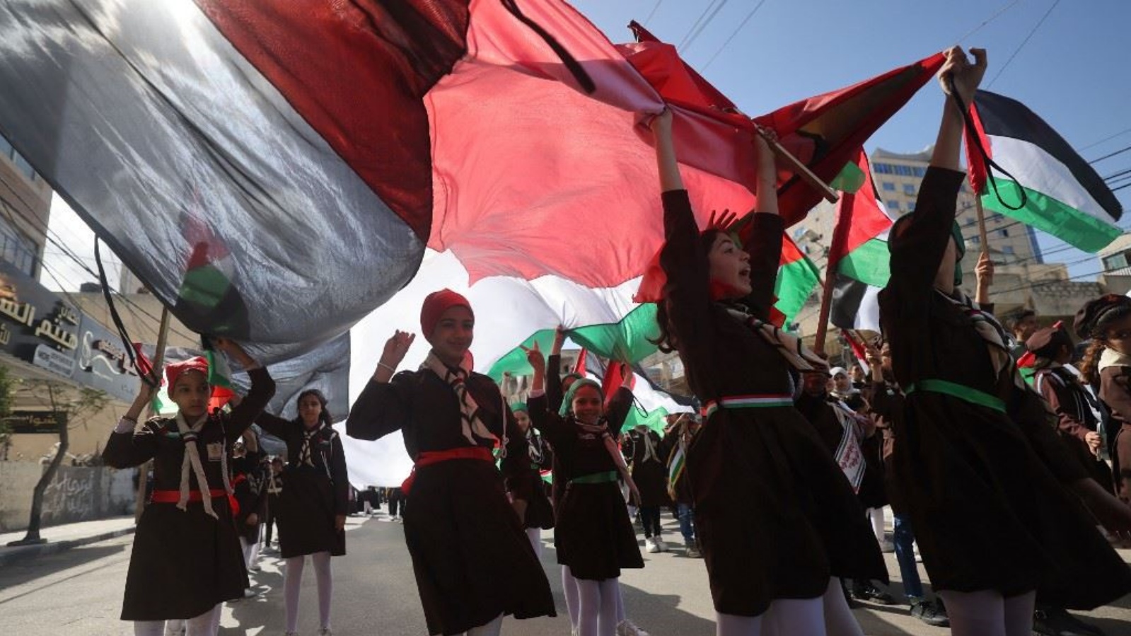طالبات فلسطينيات يحملن العلم الفلسطيني خلال احتفال في غزة في الذكرى الـ47 ليوم الأرض 29 مارس 2023