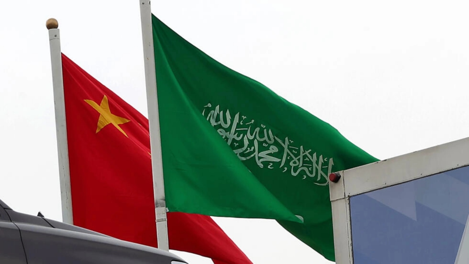 صورة ملتقطة في 7 ديسمبر 2022 تظهر علمي السعودية والصين في أحد شوارع الرياض قبل زيارة الرئيس الصيني شي جينبينغ إلى العاصمة السعودية