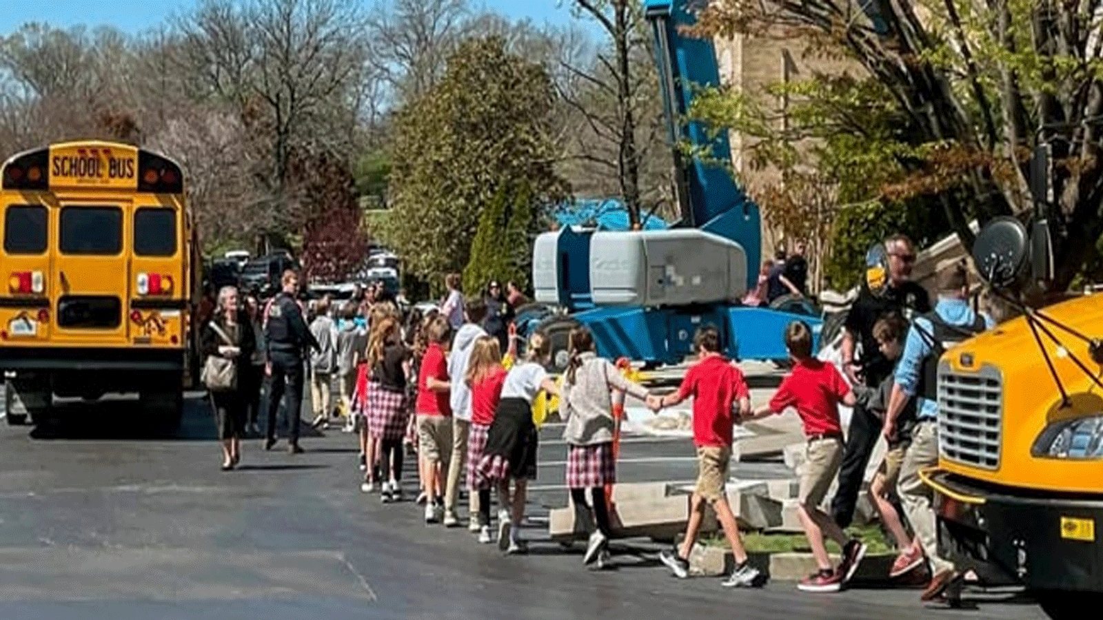 طلاب يخرجون من المدرسة وهم يمسكون بأيدي بعضهم بعضاً في ناشفيل\ الولايات المتحدة عقب الهجوم المسلح