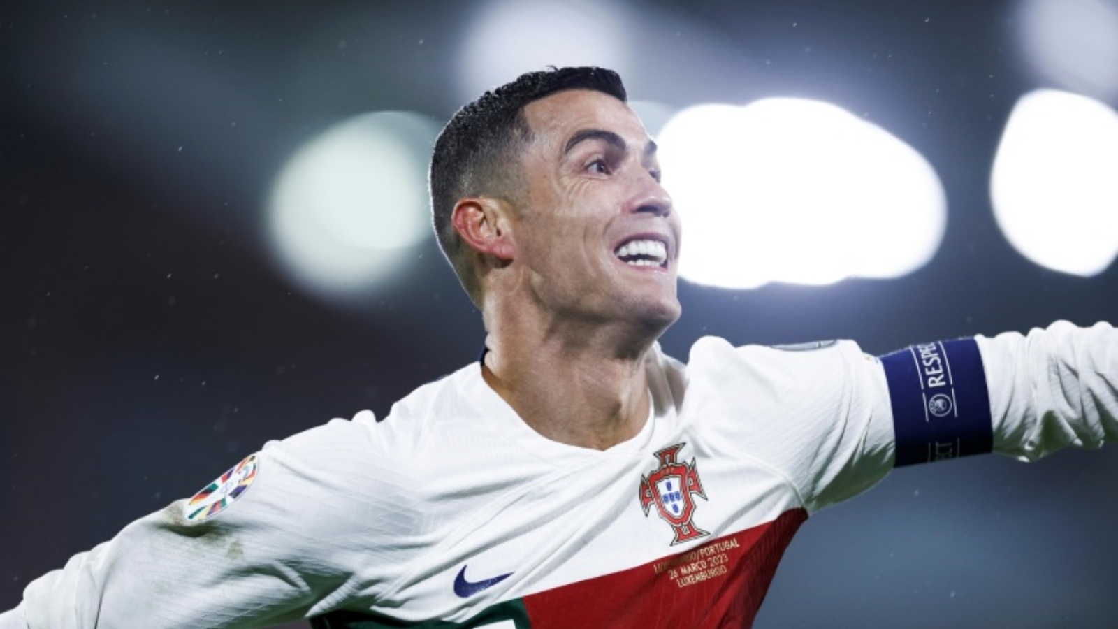 نجم البرتغال كريستيانو رونالدو محتفلا بتسجيله الهدف الرابع لمنتخبه في مباراته ضد لوكسمبورغ ضمن تصفيات كأس اوروبا 2024. 26 مارس 2023